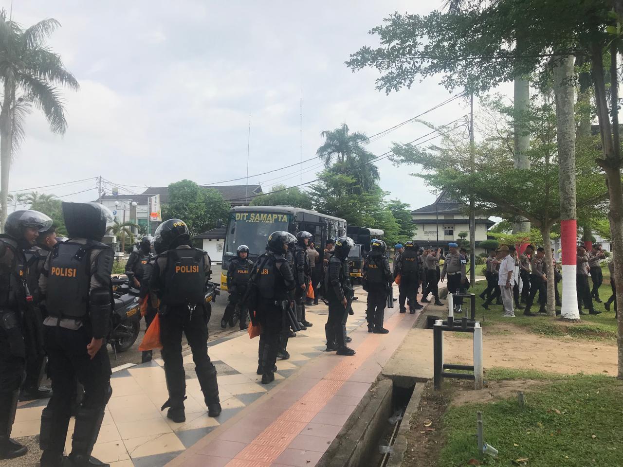 Menjelang Aksi Demo, Kantor Gubernur dan DPRD Provinsi Jambi Dijaga Ketat Aparat