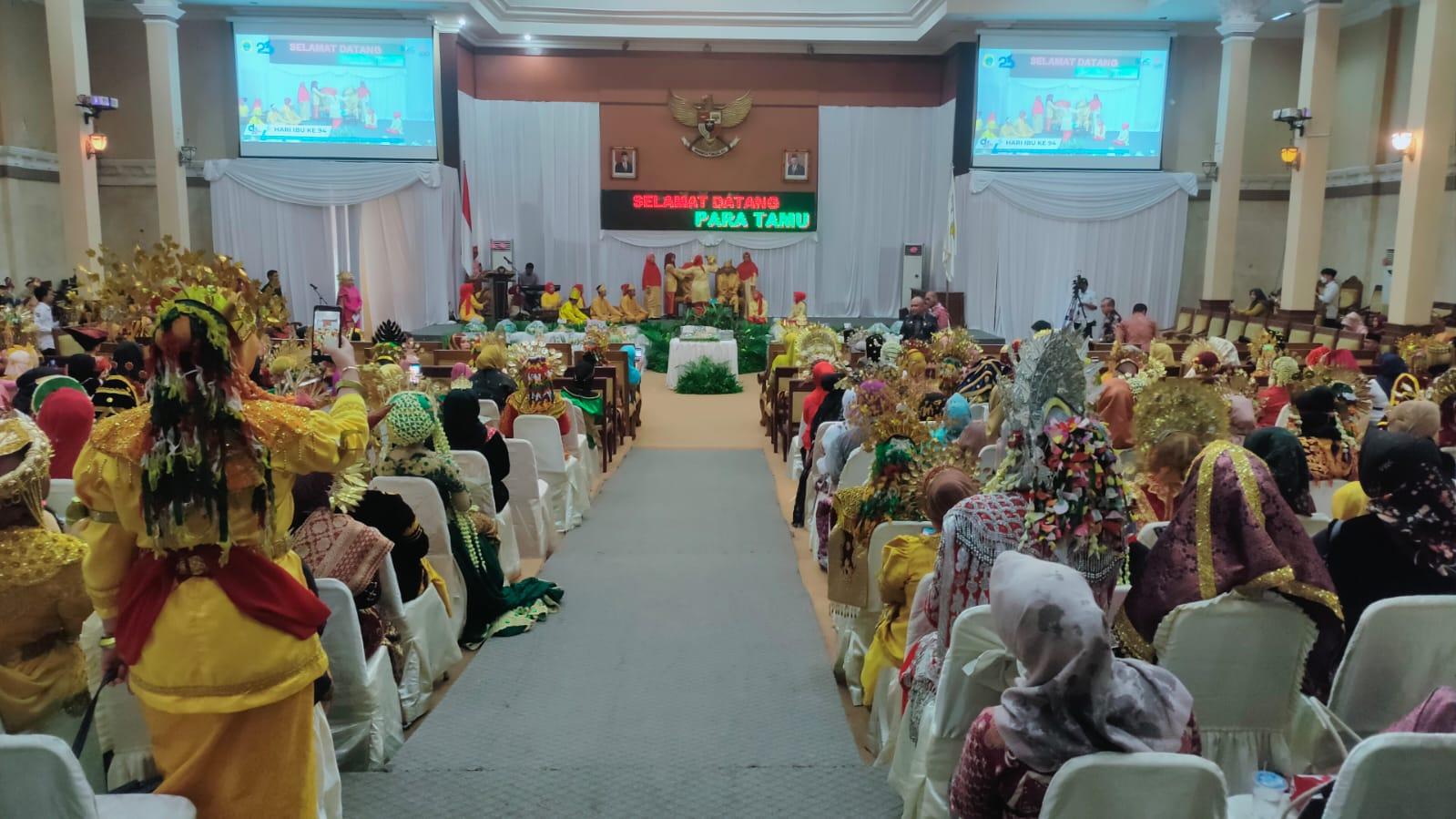 Peringatan Hari Ibu di Tanjabtim, TP PKK Pakai Baju Adat Nusantara