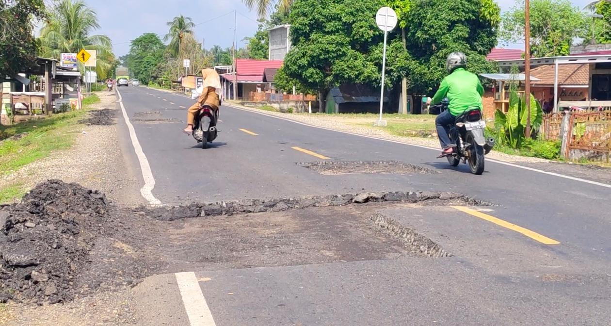 Tambal-Sulam-Jalan-Nasional-di-Tebo-Tak-Kunjung-Selesai-Sebabkan-Pengendara-Mengeluh.jpg