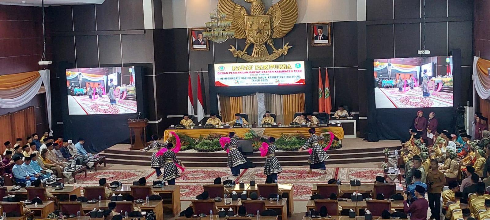 Tari-Seayun-Seirama-Curi-Perhatian-di-Paripurna-HUT-Kabupaten-Tebo.jpg