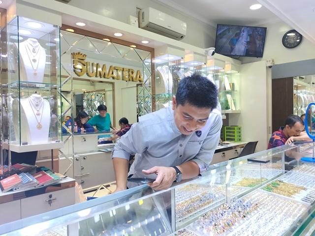Jelang Tahun Baru 2025, Emas Batangan di Toko 'Mas Sumatera' Jambi Diburu