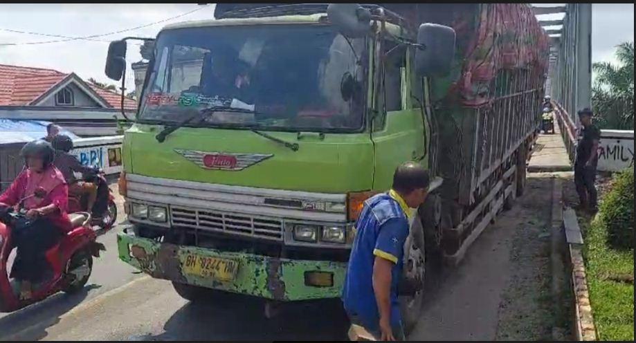 Truk Patah AS Roda Jadi Penyebab Kemacetan Parah di Lintas Timur Jembatan Aur Duri I Jambi