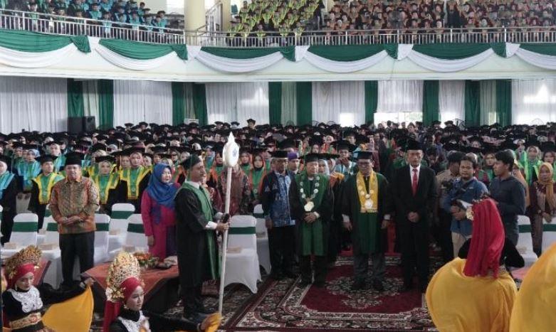 UIN STS Luluskan 1.392 Wisudawan, Prof As'ad Yakin Alumni Bisa Bersaing