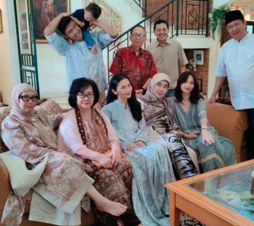 Unggahan Ayah Vidi Aldiano Bikin Haru, Sisakan Space Kosong di Foto Lebaran
