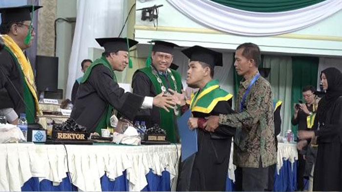 Viral-Dimas-Mahasiswa-Difabel-UIN-Jambi-Lulus-dengan-Status-Cumlaude.jpg