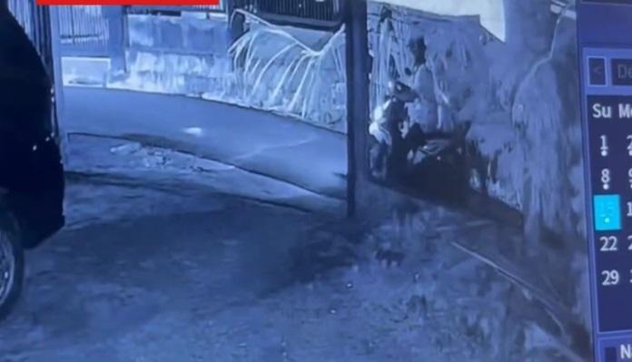 Viral-Dua-Pria-Mencuri-Sepeda-Motor-di-Jelutung-Kota-Jambi-Tak-Takut-Meski-Ketahuan-Pemilik-Rumah.jpg