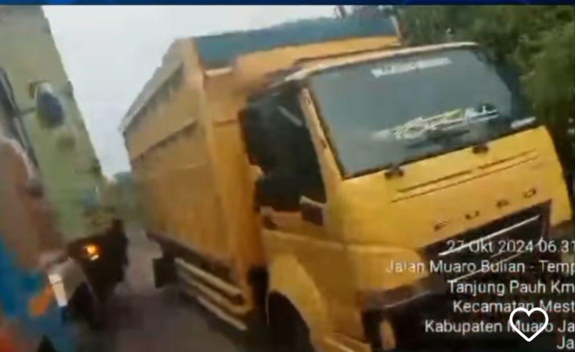 Viral-Video-Jalan-Macet-karena-Mobil-Batu-Bara-di-Mestong-Muaro-Jambi.jpg