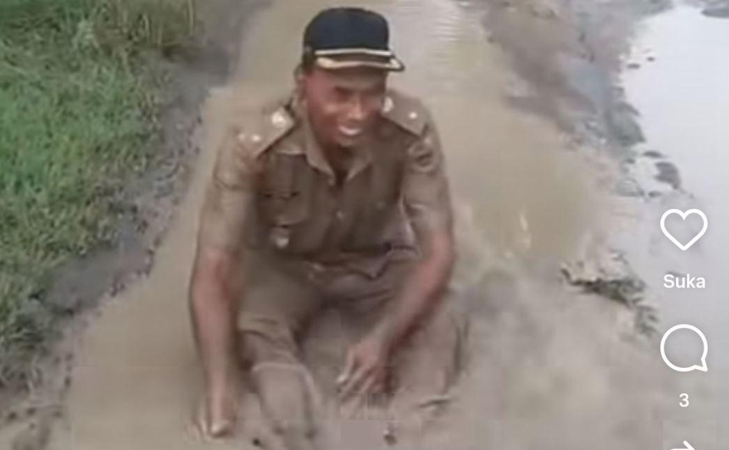 Viral-Video-Kades-Mandi-Lumpur-di-Tengah-Jalan-yang-Rusak-Parah-Warga-Disini-Seperti-Terisolasi.jpg