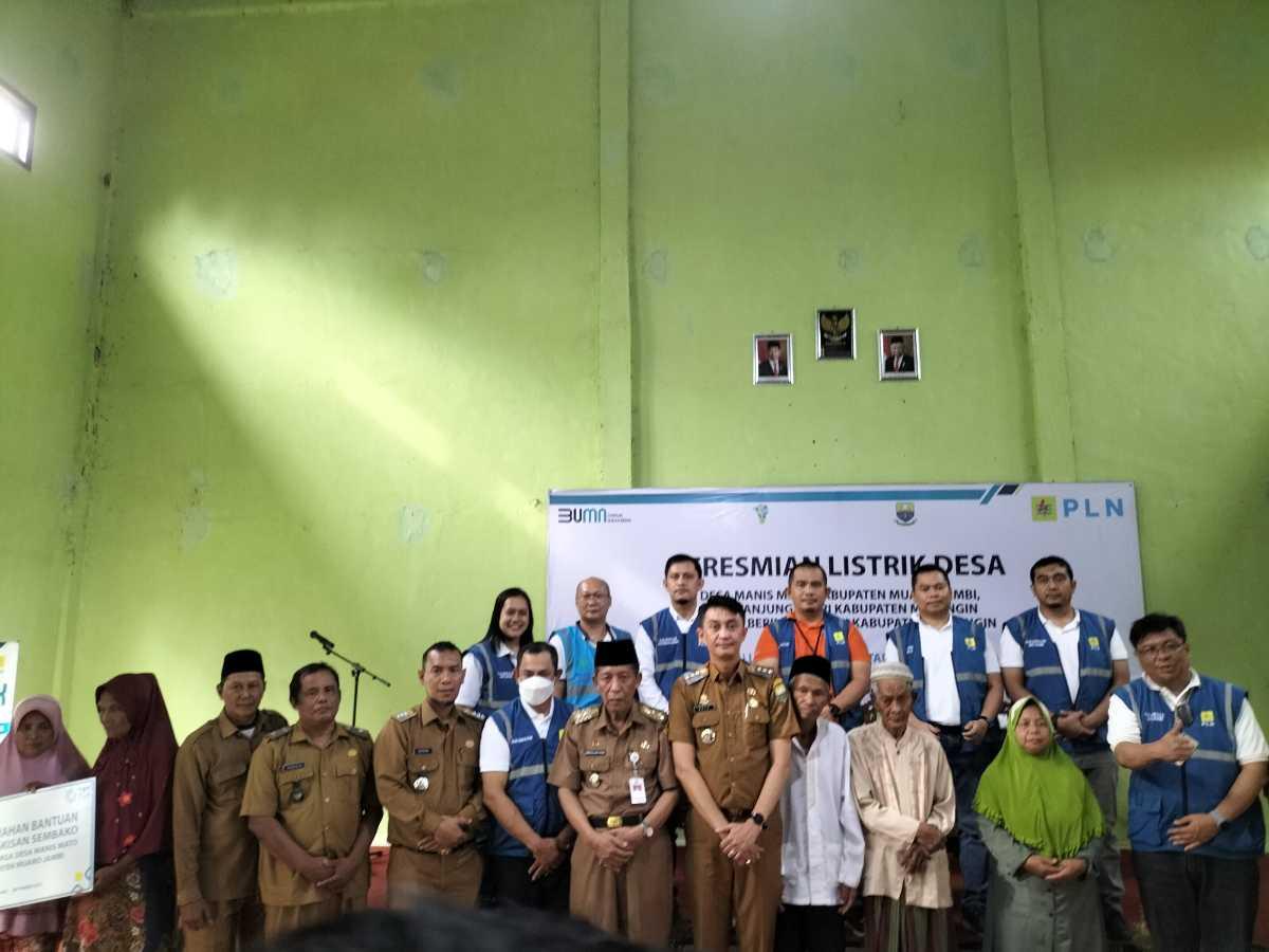 Wakil Gubernur Jambi Bersama GM PLN UIW S2JB Resmikan Listrik di Desa Manis Mato