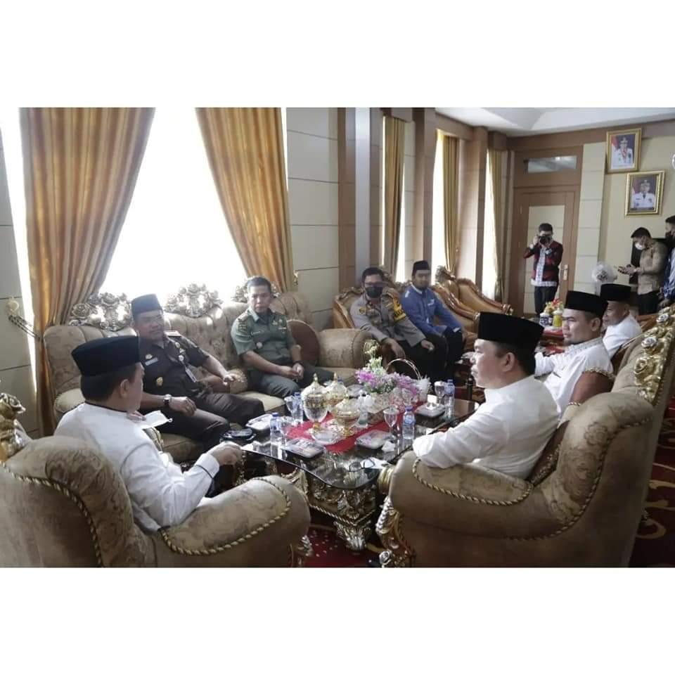Wali-Kota-Sungai-Penuh-Ahmadi-Zubir-menyambut-kunjungan-kerja-Gubernur-Jambi.jpg