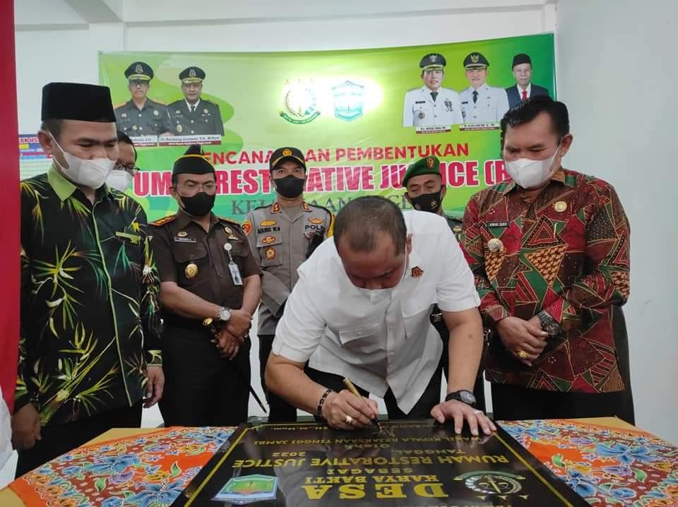 Wali-Kota-Sungai-Penuh-Dampingi-Wakajati-Jambi-Resmikan-Rumah-Restorative-Justice.jpg