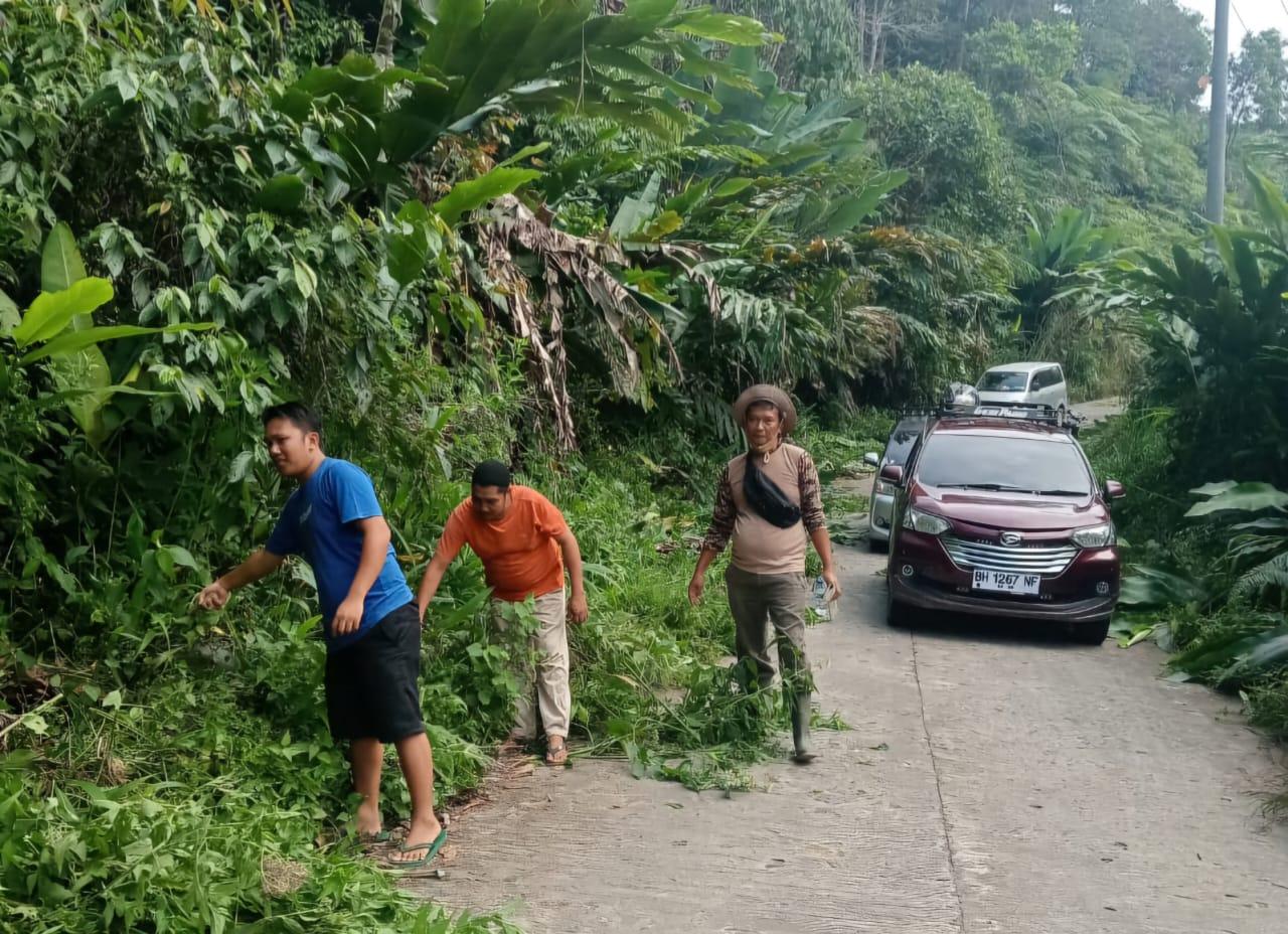 Warga Sarolangun Jambi Terpaksa Iuran Rp2,5 Juta untuk Bersihkan Jalan Provinsi yang Dipenuhi Semak