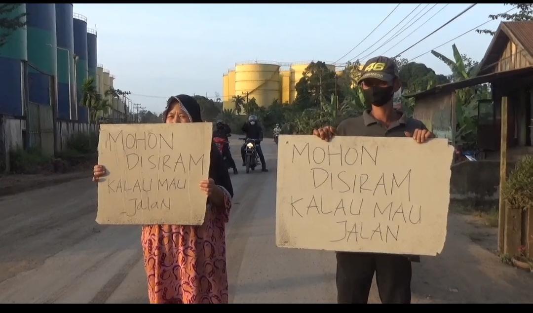 Warga-Talang-Duku-protes-jalan-berdebu.jpg