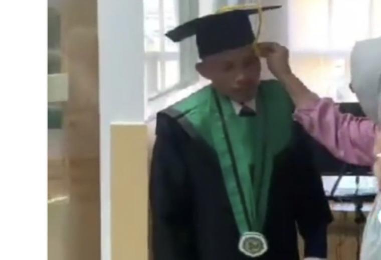 Seruangan Tertawa Lihat Mahasiswa Diwisuda Seorang Diri, Gegara Datang Terlambat