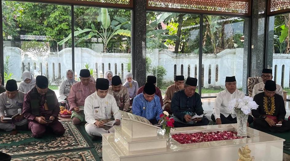 Ziarah-makam-tokoh-Jambi-dalam.jpg