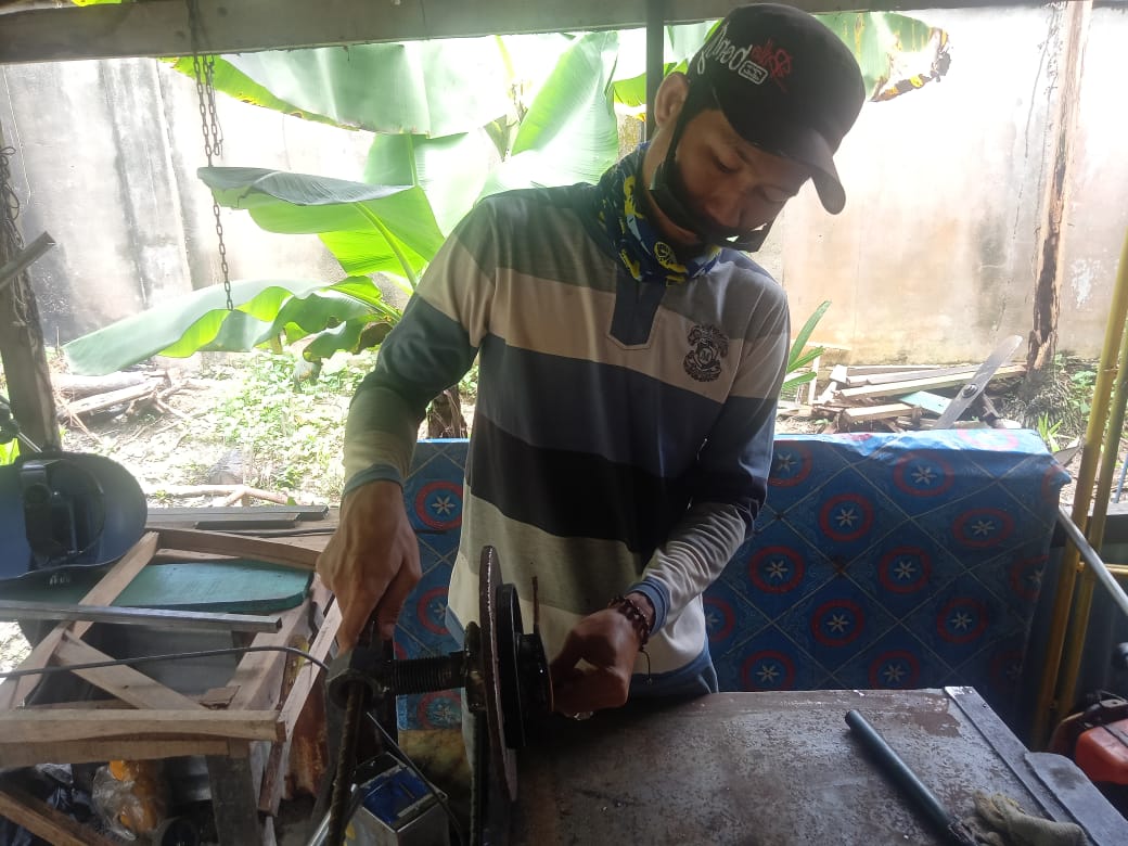 Imbas Corona, Guru Ngaji Ini Banting Setir Menjadi Pengrajin Rak Kembang