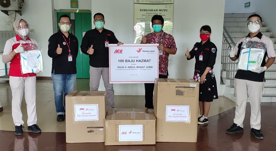 Bantu Tangani Covid-19, ACE Donasikan 100 Hazmat Kepada RS. Abdul Manap