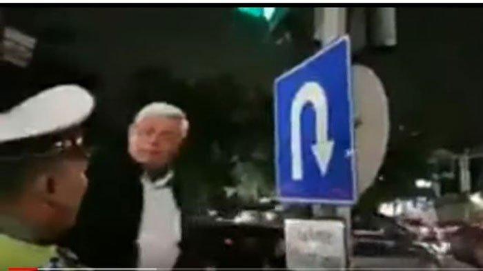 Adu Mulut Profesor vs Polisi di Persimpangan Jalan Surabaya jadi Video Viral, Masalah U-turn