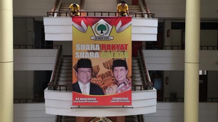 Agung Laksono Protes Spanduk Wajahnya di DPP Dicopot Kubu Ical