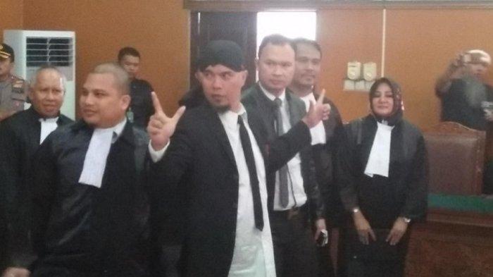4 Fakta Ahmad Dhani Divonis 1,5 Tahun Penjara, Santai & Minta Difoto Pose 2 Jari