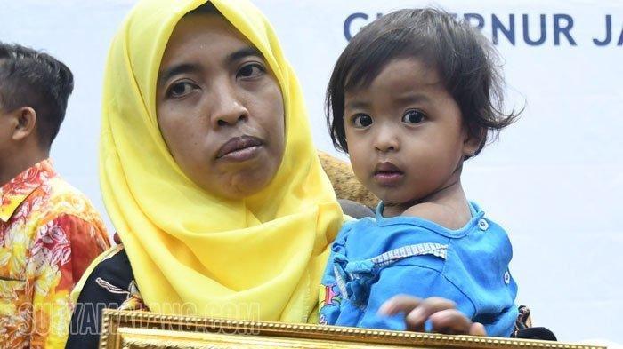 Tangisan Istri Tukang Sapu yang Meninggal saat Bertugas Jadi KPPS Pecah saat Disantuni