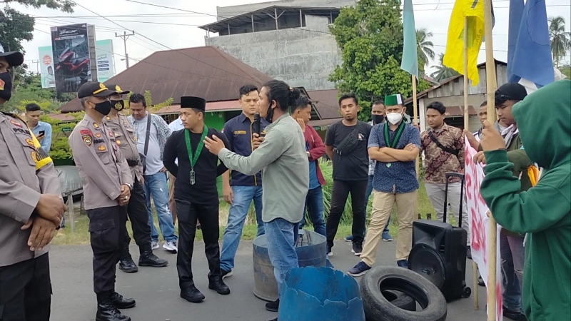 aksi-demo-mahasiswa-protes-peti-sarolangun3.jpg