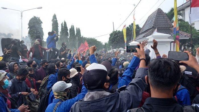 Unjuk Rasa Buruh dan Mahasiswa Tolak UU Ciptaker, Massa Jebol Gerbang Kantor DPRD Karawang