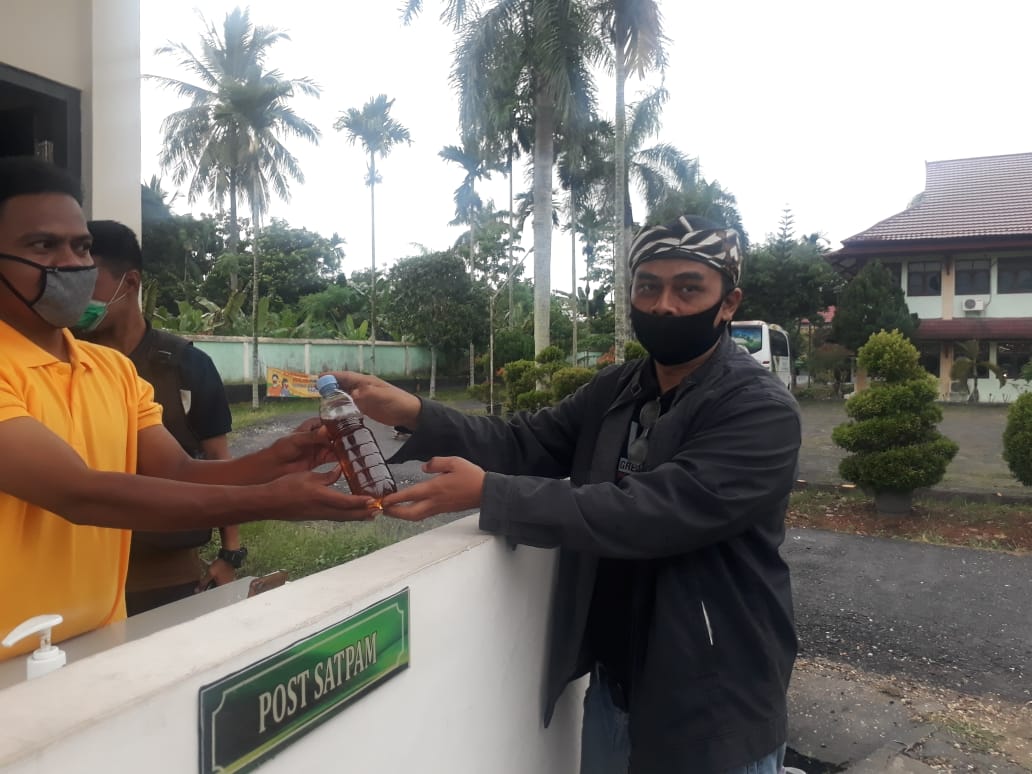 Al Haris Kirim Ramuan Daun Sungkai untuk Dua Jurnalis Terkonfirmasi Positif Covid-19