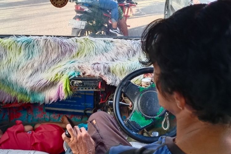Kisah Andi Amin, Asuh Balita 2 Tahun Sambil Narik Angkot, Anak Tidur di Bawah Kursi Samping Sopir