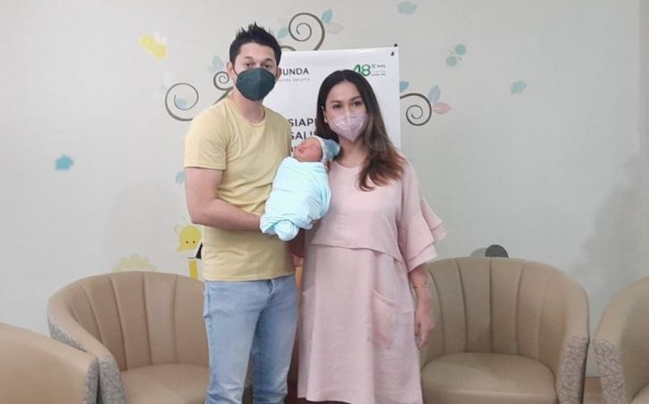 Ketika Andrew Andika Lupa Cara Azankan Anaknya yang Baru Lahir: Akhirnya Dibantu dengan Dokter