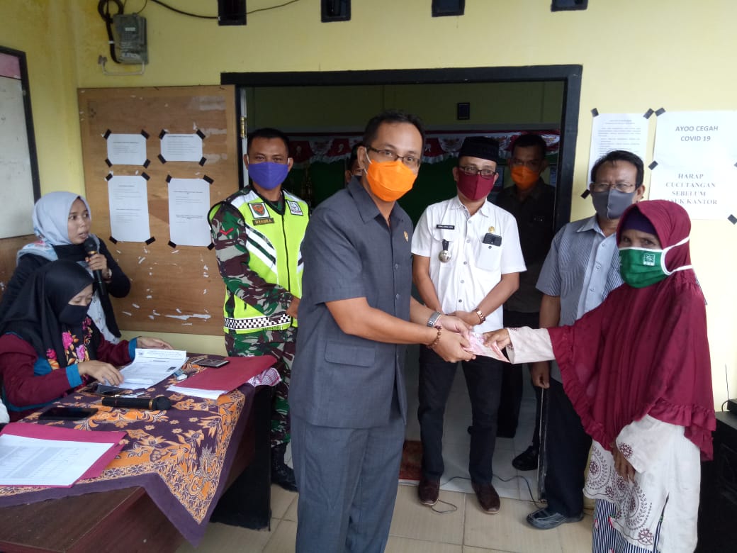 anggota-dprd-muarojambi-pantau-penyaluran-blt-dari-dana-desa-di-desa-tunas-baru.jpg