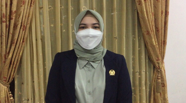 anita-yasmin-selaku-ketua-dprd-kabupaten-batanghari.jpg