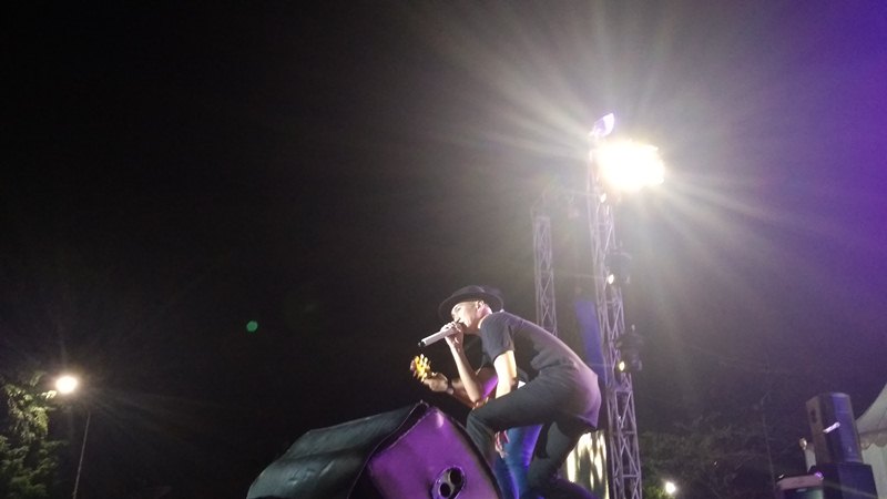 Sempat Undang Penonton ke Panggung, Lagu 'Dia' Jadi Penutup Konser Anji di Kota Jambi