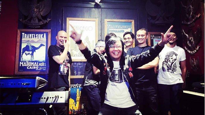 Foto 'Salam 2 Jari' Ari Lasso yang Diposting Ahmad Dhani Dapat 'Pembalasan' Bercandanya Kelewatan