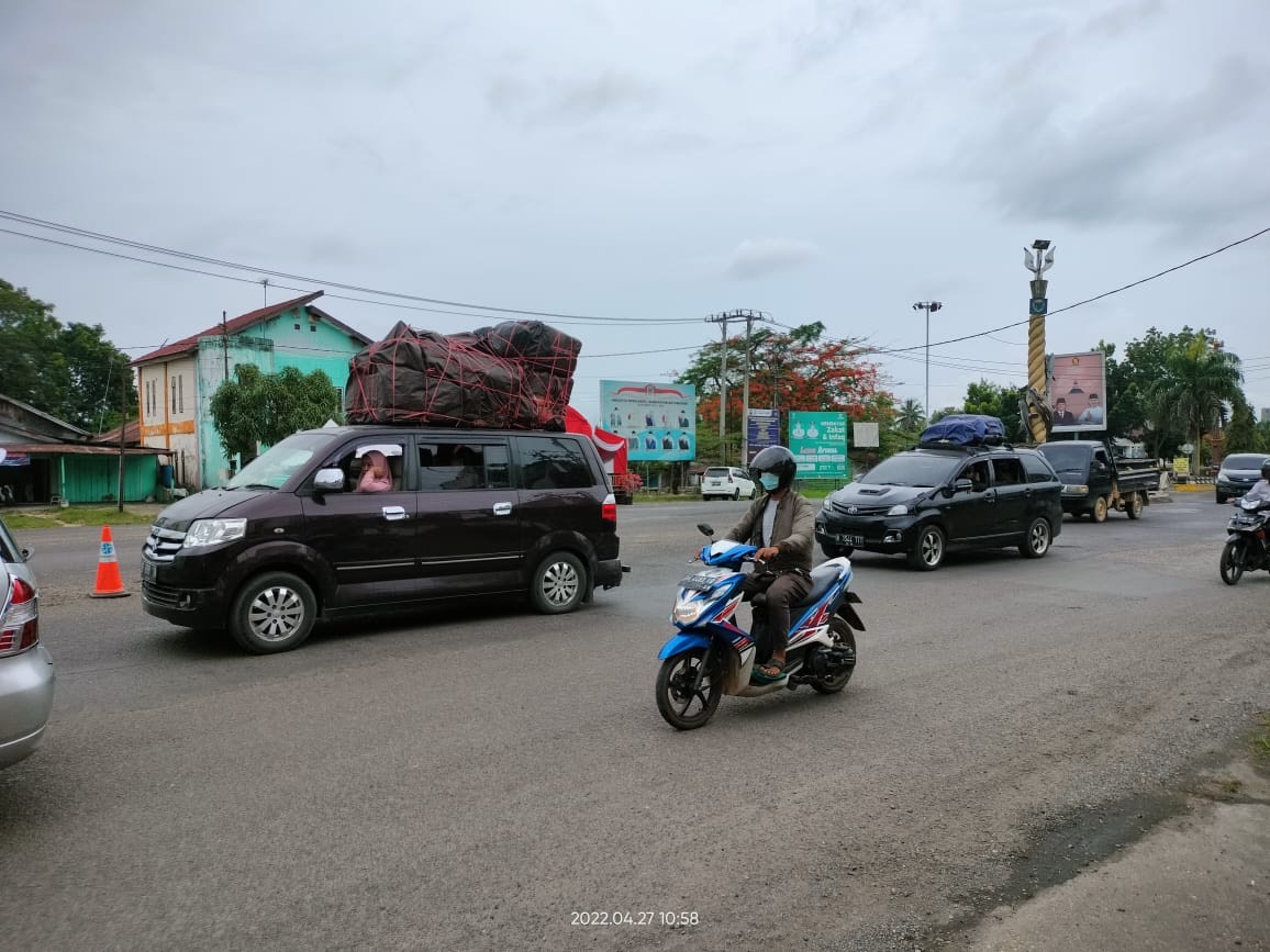 arus-lalu-lintas-mudik-di-jalan-muara-bulian-270422.jpg