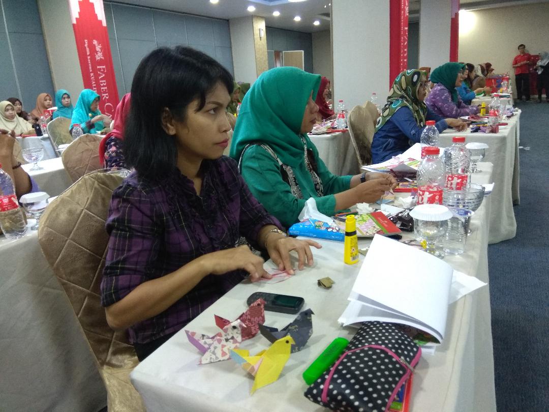 Asah Kemampuan Guru Dengan Teknik Origami dan Mewarnai,Faber-Castell Gelar Work Shop