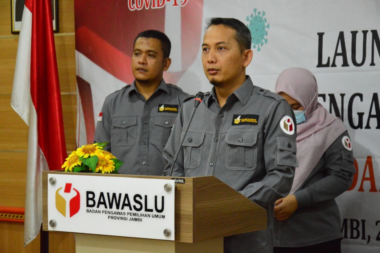asnawi-ketua-bawaslu-provinsi-jambi-saat-melakukan-launching-skpp-secara-daring.jpg