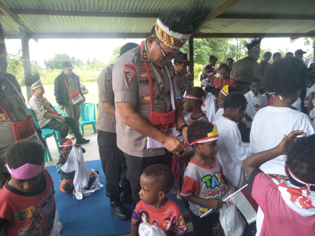 Semangat Anak-anak di Kwamki Narama Papua Ikuti Pi Ajar Binmas Noken Polisi, Dihadiri Asops Kapolri
