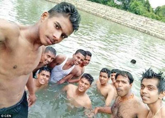 Sekelompok Remaja Sibuk Selfie, Benda Hitam Bulat Itu Teman Tenggelam di Sungai Belakangnya