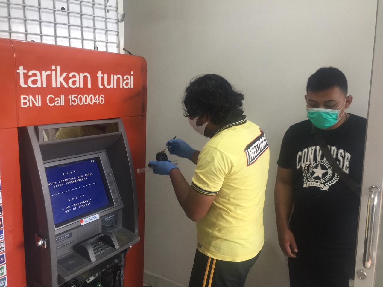 atm-di-lingkar-selatan-dibobol3.jpg