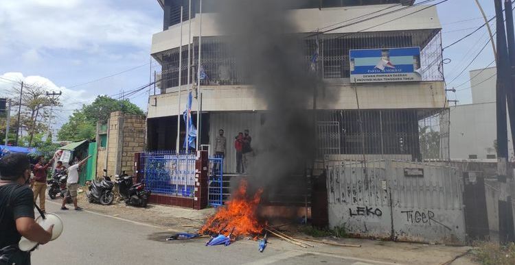 Atribut Partai Demokrat Dibakar Setelah AHY Pilih Leonardus Jadi Ketua DPD Demokrat NTT