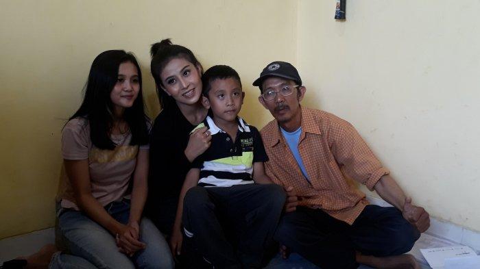 Awkarin Sampai Cium Tangan Driver Ojol yang Kehilangan Motor, Datang Berikan Ini