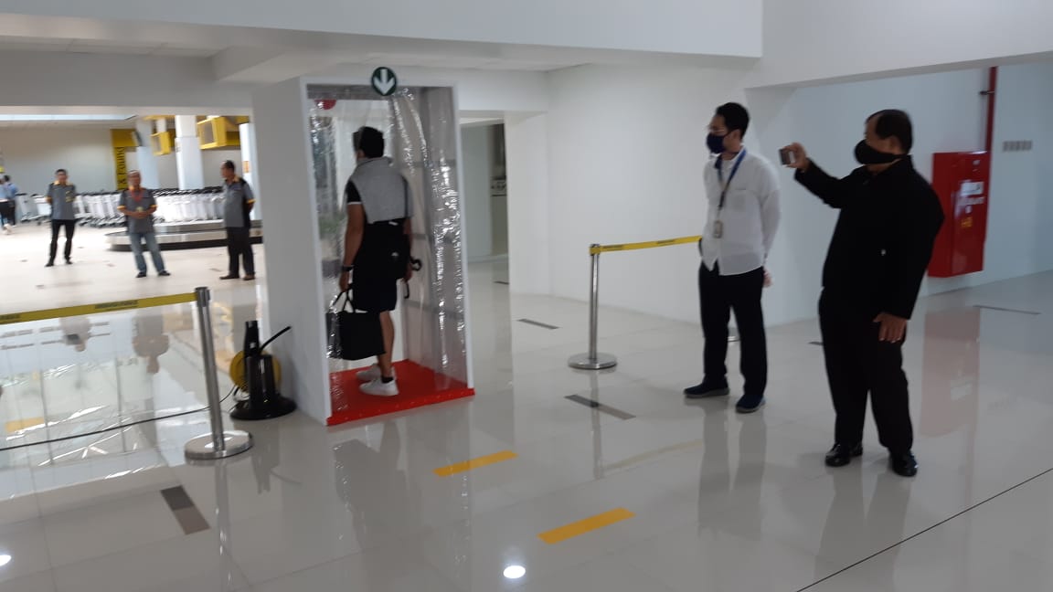 bandara-sultan-thaha-jambi-mengoperasikan-satu-unit-fasilitas-walk-through-disinfection.jpg