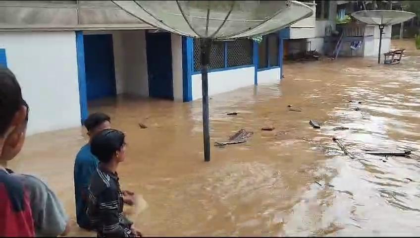 banjir-bandang-di-Batang-Asai.jpg