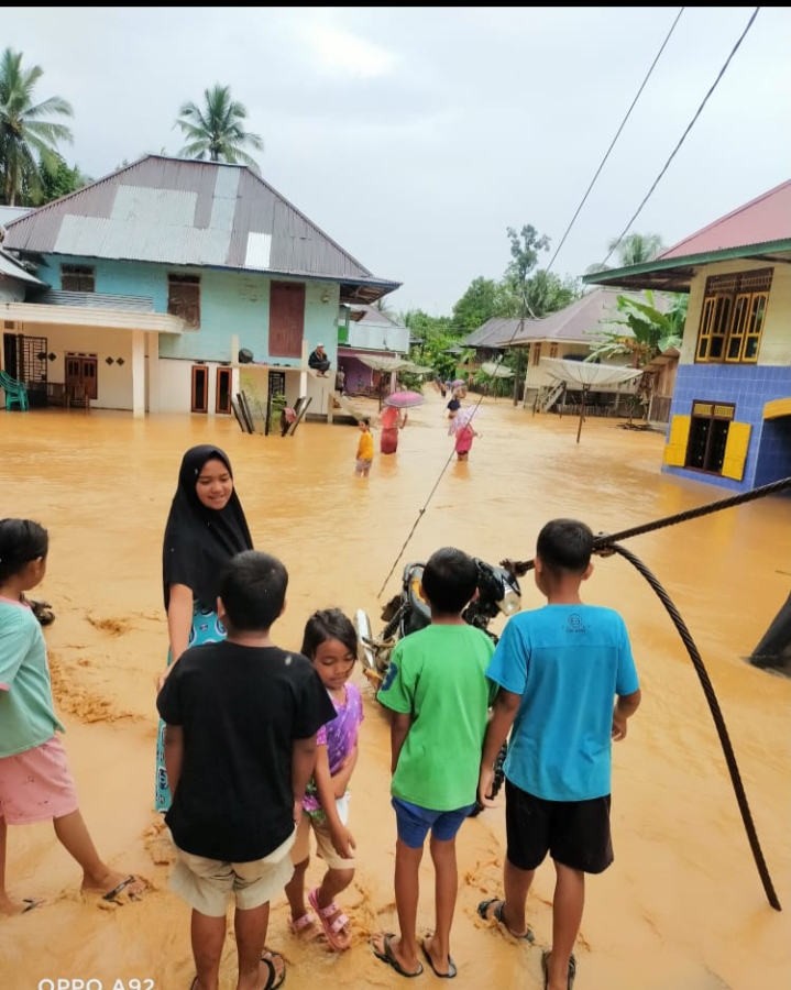 Banjir di Dusun Sungai Dingin, Kecamatan Limun, Sarolangun, Lumpuhkan Aktivitas Warga
