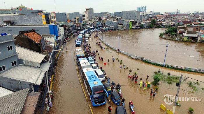 Update Banjir Jabodetabek, BNPB: '60 Orang Meninggal dan 2 Orang Masih dalam Pencarian'