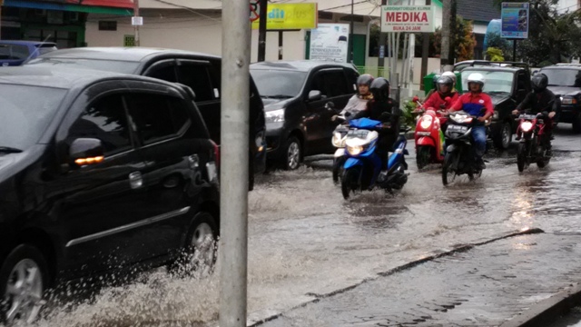 banjir-di-jelutung-jalan-tergenang-hujan_20180110_103025.jpg