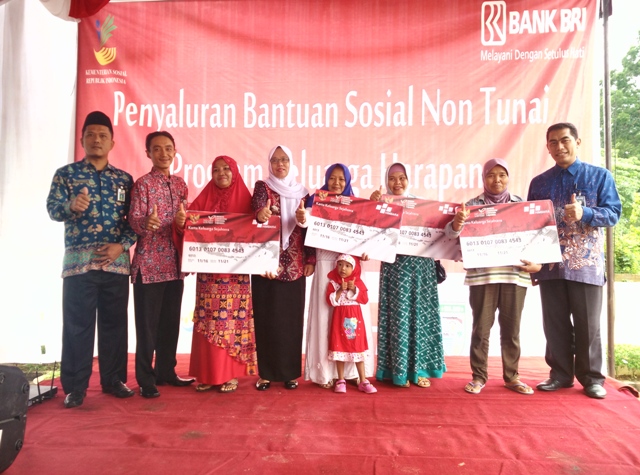 BRI Serahkan Bantuan Sosial Non Tunai Program Keluarga Harapan Tahap 3
