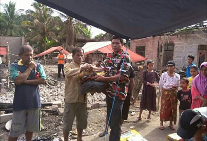bantuan-korban-kebakaran-ke-warga-batang-asai-kabupaten-sarolangun-beberapa-waktu-lalu_20180706_161557.jpg