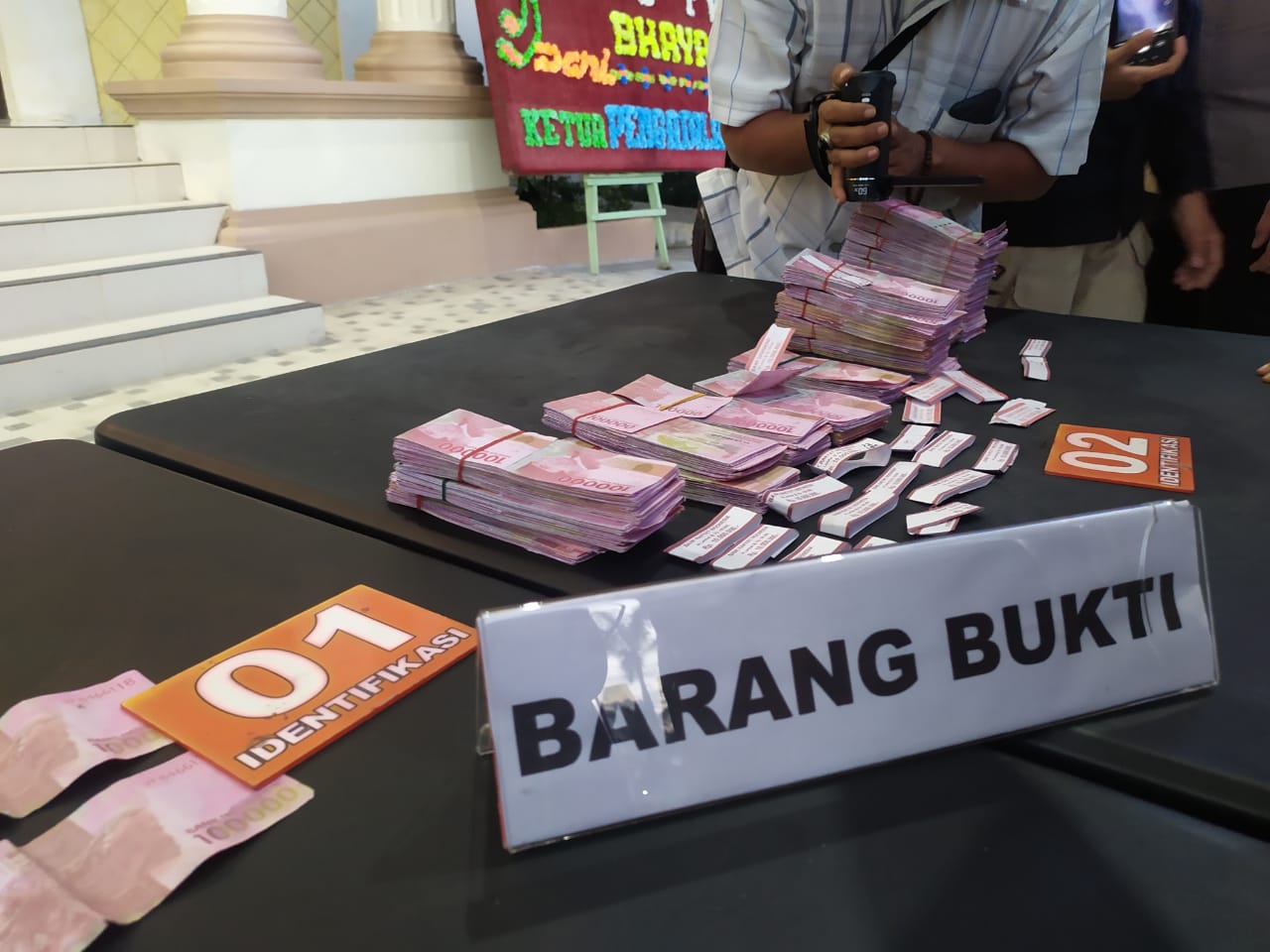 Emak-emak Dikejar dan Ditangkap Pedagang Pasar Lantaran Nekat Jajan Pakai Uang Palsu